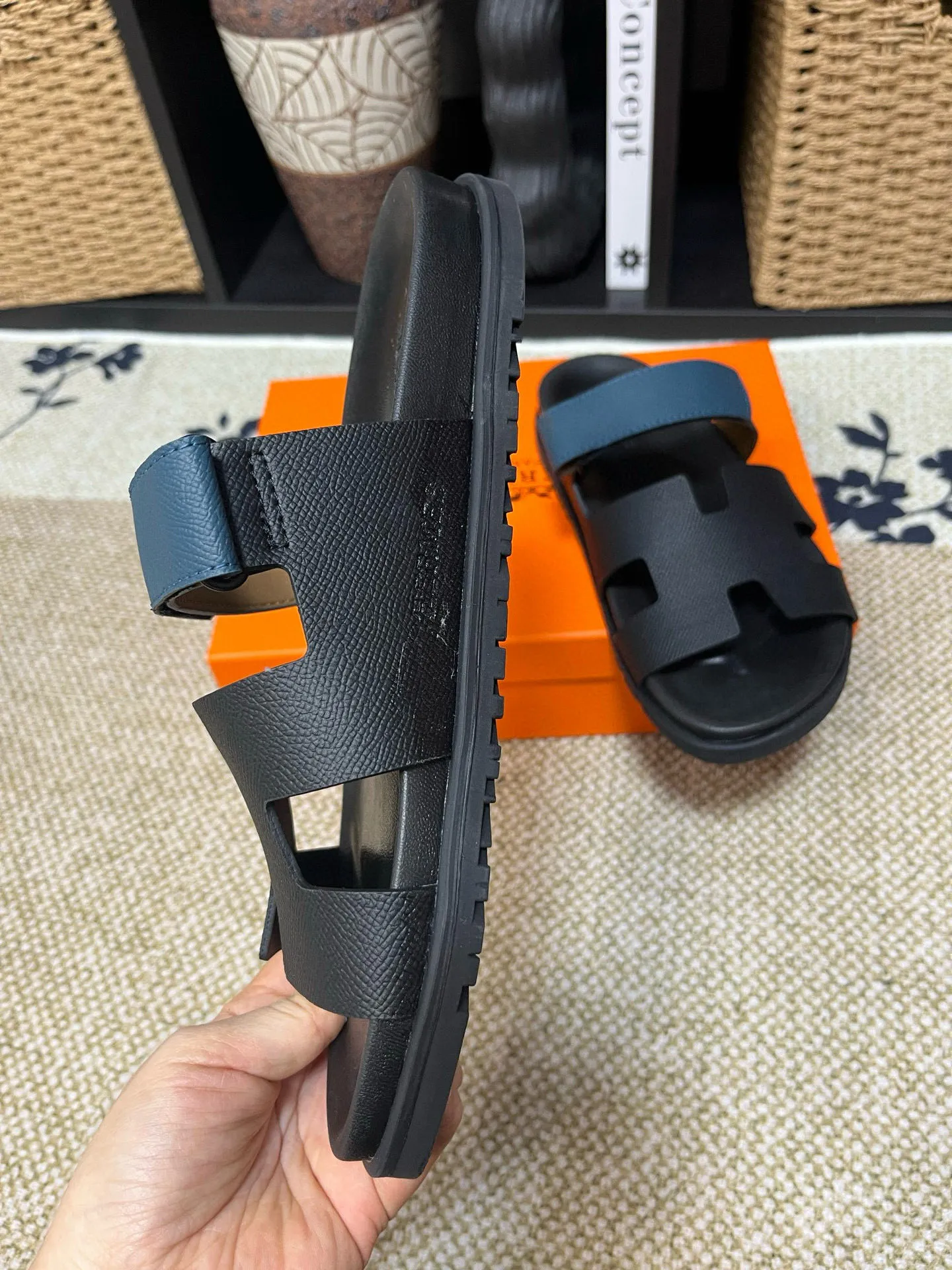 P300 Hermes men's Kazimir slippers - top-quality woven calfskin functional sandals with interwoven uppers inspired by the "H" iconic pattern to create a casual look, perfect for summer. Imported cowhide + cowhide lining + TUP outsole Size: 36-46 couple model